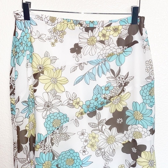 Michele White Floral Asymmetrical Summery Skirt - Picture 2 of 9